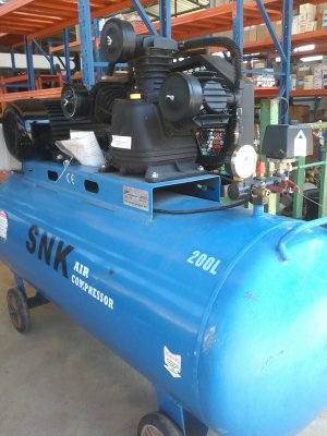 ขายปั้มลมใหม่แกะกล่อง ยี่ห้อ SNK  ขนาด200 ลิตร มอเตอร์ 3 สาย(ไฟ3เฟส  โรงงาน) 3KW/4HP 380V มีหลายตัว ขายราคา ตัวล่ะ15,000 บาท เท่านั้น