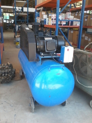 ขายปั้มลมใหม่แกะกล่อง ยี่ห้อ SNK  ขนาด200 ลิตร มอเตอร์ 3 สาย(ไฟ3เฟส  โรงงาน) 3KW/4HP 380V มีหลายตัว ขายราคา ตัวล่ะ15,000 บาท เท่านั้น