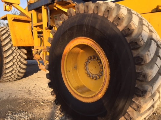 KOMATSU WA300-1 นำเข้าจากญี่ปุ่น ยางสวยๆ KOMATSU WA300-1 นำเข้าจากญี่ปุ่น ยางสวยๆ