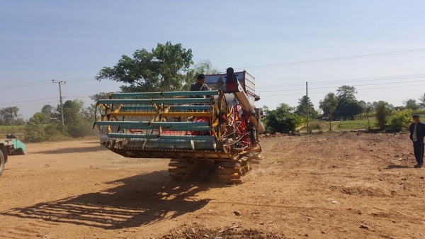 ขายรถเกี่ยวข้าว เจ้าช้างน้อย เกษตรพัฒนา50 เครื่องHINO WO6Eเทอร์โบว์ ช่วงล่างโรงงาน