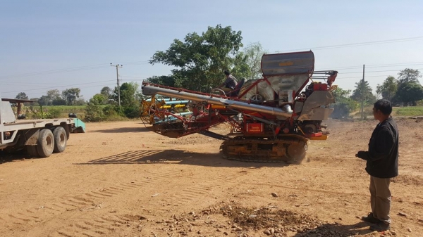 ขายรถเกี่ยวข้าว เจ้าช้างน้อย เกษตรพัฒนา50 เครื่องHINO WO6Eเทอร์โบว์ ช่วงล่างโรงงาน