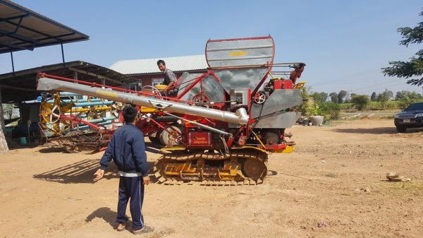 ขายรถเกี่ยวข้าว เจ้าช้างน้อย เกษตรพัฒนา50 เครื่องHINO WO6Eเทอร์โบว์ ช่วงล่างโรงงาน