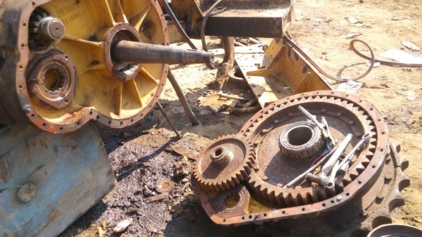 ขายชิ้นส่วนอะไหล่รถแทรกเตอร์ CAT-D-6-C สภาพตามรูปครับ