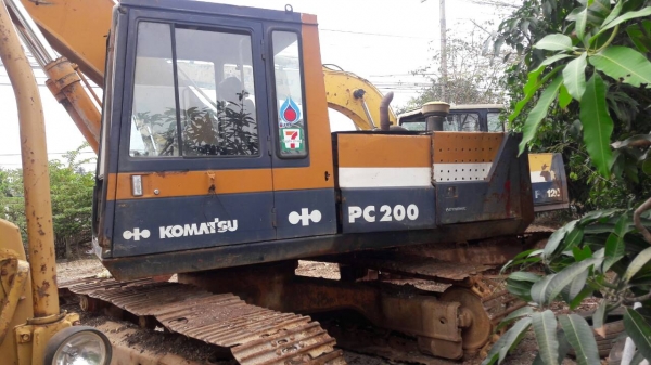 ขายรถแบคโฮ KOMATSU PC200-3 ราคา 300000 ขายรถแบคโฮ KOMATSU PC200-3 ราคา 300000