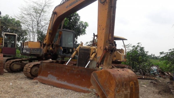 ขายรถแบคโฮ KOMATSU PC200-3 ราคา 300000 ขายรถแบคโฮ KOMATSU PC200-3 ราคา 300000