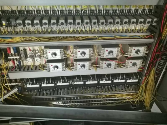 19,000บ.กทม.ส่ง500บ.083-2000058 LINE ID : line832923 ตู้ไฟควบคุมเครื่องจักรครบชุด หลักๆมี - หม้อแปลงไฟชนิด3เฟส ขนาด กำลัง 10 Kva. เข้า380-420V. ออก 200-220V. - หม้อแปลงชนิดเฟสเดียว เข้า 200-240 V. ออก 100-115V. - เบรคเกอร์ใหญ่ - เบรคเกอร์ควบคุมจุดต่างๆ 6ต