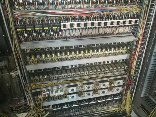 19,000บ.กทม.ส่ง500บ.083-2000058 LINE ID : line832923 ตู้ไฟควบคุมเครื่องจักรครบชุด หลักๆมี - หม้อแปลงไฟชนิด3เฟส ขนาด กำลัง 10 Kva. เข้า380-420V. ออก 200-220V. - หม้อแปลงชนิดเฟสเดียว เข้า 200-240 V. ออก 100-115V. - เบรคเกอร์ใหญ่ - เบรคเกอร์ควบคุมจุดต่างๆ 6ต