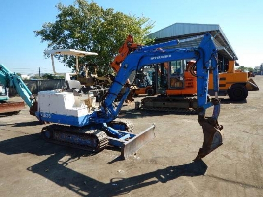 รถมาใหม่เก่าญี่ปุ่น รถขุด MITSUBISHI ME035 (เทียบเท่าขนาด PC35)ระบบไว เครื่องสวย เอวแน่น คอนโทนสั้น ปั้มนิ้ว แทรคเหล็ก ราคา 330,000 บาท <พร้อมทำสี เก็บรายละเอียด> (ราคาต่อรองได้)  สนใจติดต่อ โทร:096-5411713 หรือ 092-5768909 วัชรัตน์ รุ่งเรืองแทรคเตอ