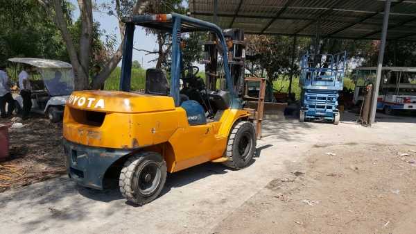 ขายรถโฟล์คลิฟท์มือสอง toyota รุ่น 7 ขนาด 4 ตัน ขายรถโฟล์คลิฟท์มือสอง toyota รุ่น 7 ขนาด 4 ตัน