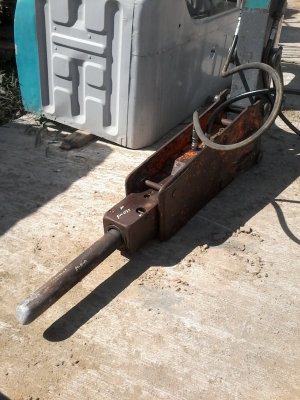 ขายด่วน///**หัวกระแทก เก่านอก พร้อมทดสอบให้ และเช็ดสภาพแล้ว ยี่ห้อ FURUKAWA  รูสลัก45มม ระยะห่างแคบ145cm ระยะห่างกว้าง190 cm ใช้สำหรับรถขุดขนาด 5 ตัน ขายราคา 80,000 บาท******ด่วนๆๆขายถูกค่ะ