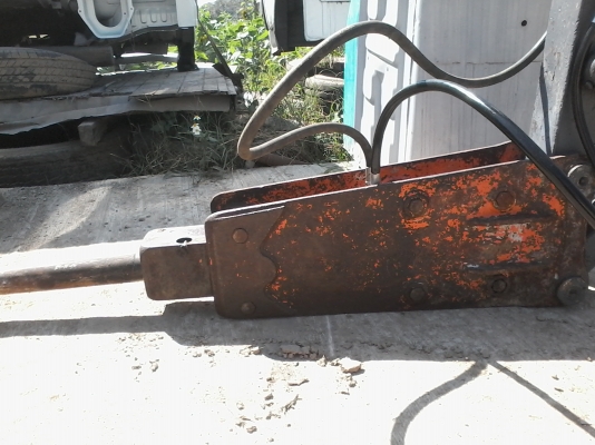 ขายด่วน///**หัวกระแทก เก่านอก พร้อมทดสอบให้ และเช็ดสภาพแล้ว ยี่ห้อ FURUKAWA  รูสลัก45มม ระยะห่างแคบ145cm ระยะห่างกว้าง190 cm ใช้สำหรับรถขุดขนาด 5 ตัน ขายราคา 80,000 บาท******ด่วนๆๆขายถูกค่ะ