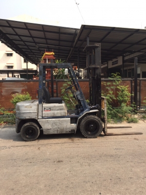 ขายรถโฟร์คลิฟท์ยี่ห้อKomat'su fd25-11 เสายกสูง6เมตร ขายรถโฟร์คลิฟท์ยี่ห้อKomat'su fd25-11 เสายกสูง6เมตร