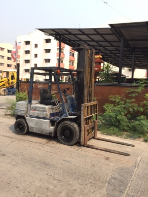 ขายรถโฟร์คลิฟท์ยี่ห้อKomat'su fd25-11 เสายกสูง6เมตร ขายรถโฟร์คลิฟท์ยี่ห้อKomat'su fd25-11 เสายกสูง6เมตร
