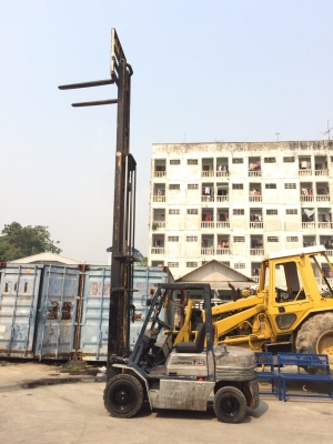 ขายรถโฟร์คลิฟท์ยี่ห้อKomat'su fd25-11 เสายกสูง6เมตร ขายรถโฟร์คลิฟท์ยี่ห้อKomat'su fd25-11 เสายกสูง6เมตร