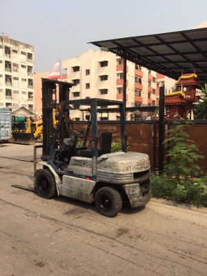 ขายรถโฟร์คลิฟท์ยี่ห้อKomat'su fd25-11 เสายกสูง6เมตร ขายรถโฟร์คลิฟท์ยี่ห้อKomat'su fd25-11 เสายกสูง6เมตร