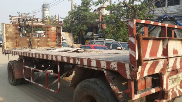 ขายหางพ่วงพื้นเรียบยาว6เมตรสภาพดีพร้อมใช้มากๆเอกสารทะเบียนพร้อมโอนราคา100000บาท