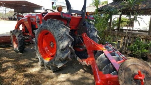 ขายรถไถ Kubota 47 แรง ผาน 6  ใบดันหน้า เล่มทะเบียน