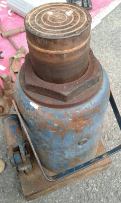 แม่แรง 50 ตันตัวใหญ่ สภาพเดิมๆครับพร้อมใช้งานตัวใหญ่ครับ  ขนาด 50  ตันครับแกนใหญ่ทรงเตี้ยครับ   ราคานี้คุ้มมากครับ