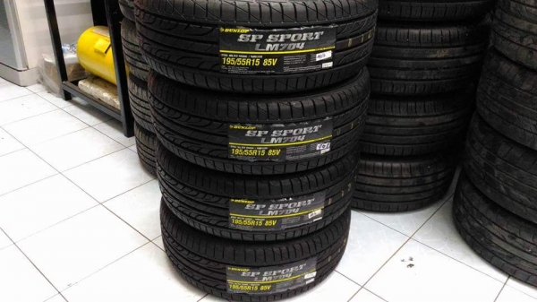 ยางใหม่ Dunlop LM704  215 50 17 ผลิตกลางปี 2015 ยางใหม่ เกรดสูง ราคาต่ำ ขายถูก 4 เส้น 7600.-   ****พร้อมบริการ ถอด ถ่วง ใส่ฟรี เปลี่ยนจุ๊บใหม่ฟรีค่ะ****/////จัดส่งได้ทั่วประเทศค่ะ////  $$$ รับชำระด้วยบัตรเครดิต ทุกธนาคาร พิเศษ!!! สำหรับลูกค้าบัตรธนาคารกสิ