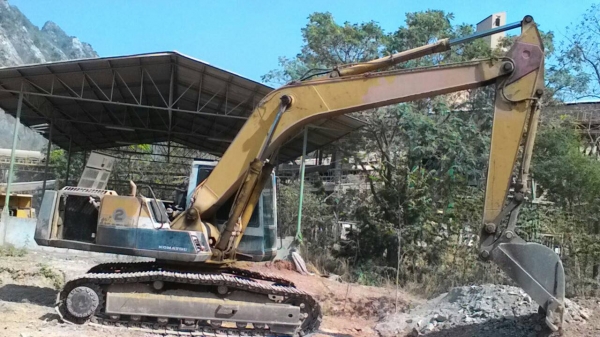 ขายรถแบโค KOMATSU PC200-5 เอกสารเล่มทะเบียน ปี.47 ไฟฟ้าใช้ได้ แอร์เย็น โซ้สภาพ 90\% เอวมีขยับนิดหน่อย สีตามสะภาพ เครื่องแรง ปั้มดี ราคา.650000 สนใจรีบจับจองเป็นเจ้าของได้เลยที่.โทร (ID)081-3531946 ต่อบางนา รถอยู่สระบุรี ครับ