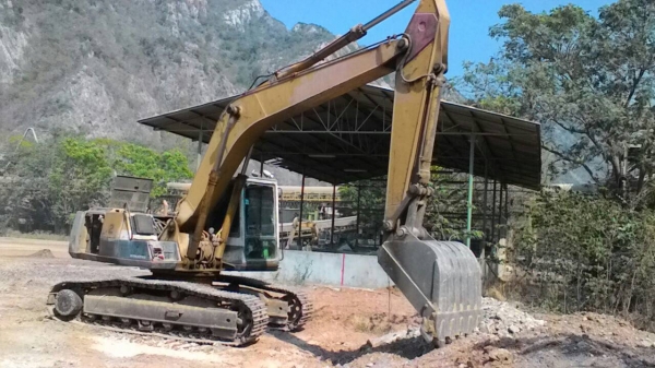 ขายรถแบโค KOMATSU PC200-5 เอกสารเล่มทะเบียน ปี.47 ไฟฟ้าใช้ได้ แอร์เย็น โซ้สภาพ 90\% เอวมีขยับนิดหน่อย สีตามสะภาพ เครื่องแรง ปั้มดี ราคา.650000 สนใจรีบจับจองเป็นเจ้าของได้เลยที่.โทร (ID)081-3531946 ต่อบางนา รถอยู่สระบุรี ครับ