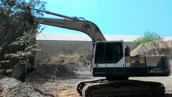 ขายรถแบโค KOMATSU PC200-5 เอกสารเล่มทะเบียน ปี.47 ไฟฟ้าใช้ได้ แอร์เย็น โซ้สภาพ 90\% เอวมีขยับนิดหน่อย สีตามสะภาพ เครื่องแรง ปั้มดี ราคา.650000 สนใจรีบจับจองเป็นเจ้าของได้เลยที่.โทร (ID)081-3531946 ต่อบางนา รถอยู่สระบุรี ครับ