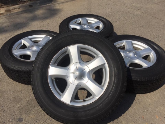 ขายล้อ D-Max V-Cross ขอบ17 6รู สภาพสวย มีรอยตามการใช้งานนิดหน่อย พร้อมยาง BRIDGESTONE 255/65/17 ดอกสวย ชุดละ 6,500 บาท