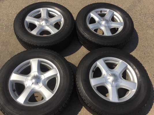 ขายล้อ D-Max V-Cross ขอบ17 6รู สภาพสวย มีรอยตามการใช้งานนิดหน่อย พร้อมยาง BRIDGESTONE 255/65/17 ดอกสวย ชุดละ 6,500 บาท