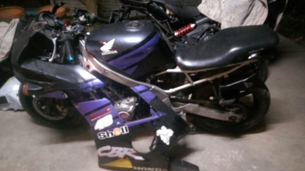 CBR600 f  เครื่องติดวิ่่งได้แห้งๆล้มเลิกโปรเจ็ค ขายถูกเลยครับ