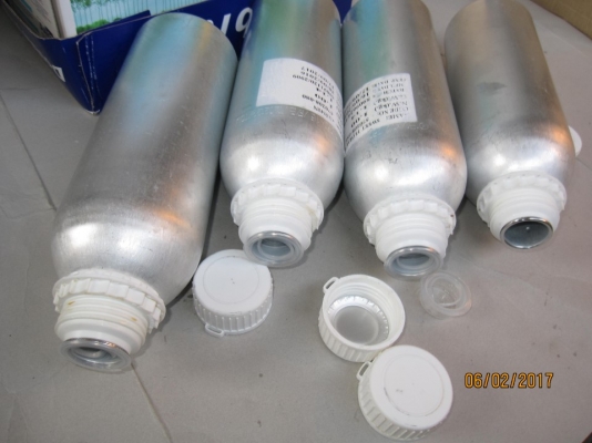 กระป๋องอลูมีเนียมอย่างหนา (ใส่หัวน้ำหอมจากต่างประเทศ) สภาพยังดีมาก มีฝาปิด 2 ชั้น