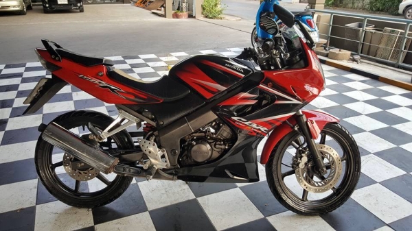 HONDA CBR 150R ลายไฟ ตัว TOP ล้อแม็ก สตาร์ทมือ โครงดำ ฟรีค่าโอน