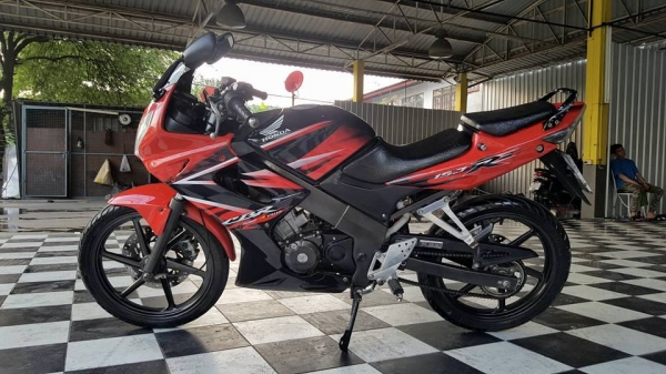 HONDA CBR 150R ลายไฟ ตัว TOP ล้อแม็ก สตาร์ทมือ โครงดำ ฟรีค่าโอน