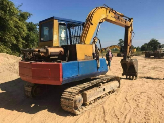 ขาย 295,000 KOMATSU  PC 60-5  เครื่องดี ปั้มแรง เอวแน่น ช่วงล่างดี รถพร้อมใช้มาก  รถอยู่ จ.กาฬสินธุ์ โทร 090-772-3710 090-772-3708