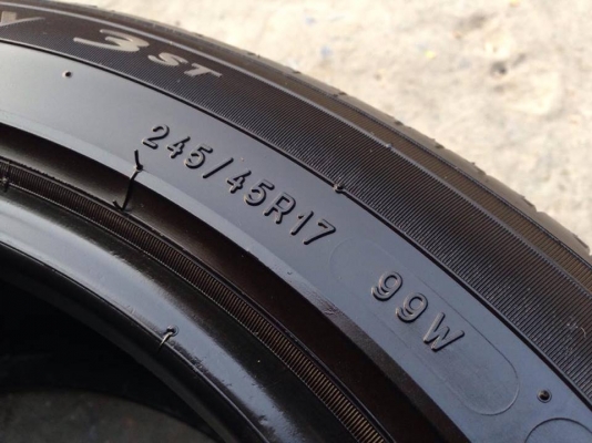 ยาง MICHELIN 245-45-17 ปี 15 ครบชุด 4 เส้น 4500  สภาพสวยๆไม่บวมไม่กินข้าง ดอกยางเหลือเยอะเอาไปวิ่งกันใด้อีกยาวค่ะ