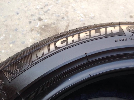 ยาง MICHELIN 245-45-17 ปี 15 ครบชุด 4 เส้น 4500  สภาพสวยๆไม่บวมไม่กินข้าง ดอกยางเหลือเยอะเอาไปวิ่งกันใด้อีกยาวค่ะ