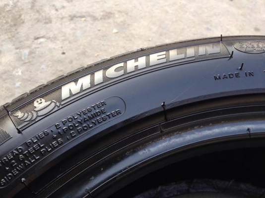 ยาง MICHELIN 225-50-17 ปี 15 ครบชุด 4 เส้น 5000 สภาพสวยๆไม่มีปะไม่บวมไม่กินข้าง ดอกยางเหลือเยอะเอาไปวิ่งกันใด้อีกยาวค่ะ ยาง MICHELIN 225-50-17 ปี 15 ครบชุด 4 เส้น 5000 สภาพสวยๆไม่มีปะไม่บวมไม่กินข้าง ดอกยางเหลือเยอะเอาไปวิ่งกันใด้อีกยาวค่ะ