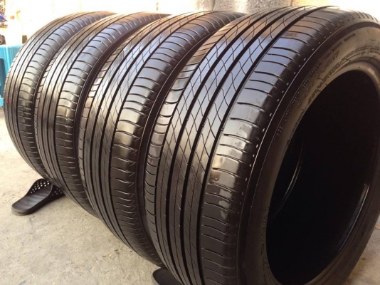 ยาง MICHELIN 225-50-17 ปี 15 ครบชุด 4 เส้น 5000  สภาพสวยๆไม่มีปะไม่บวมไม่กินข้าง ดอกยางเหลือเยอะเอาไปวิ่งกันใด้อีกยาวค่ะ