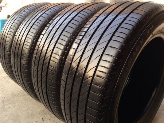 ยาง MICHELIN 215-60-16 ปี 16 ครบชุด 4 เส้น 5500  สภาพสวยๆไม่มีปะไม่บวมไม่กินข้าง ดอกยางเหลือเยอะเอาไปวิ่งกันใด้อีกยาวค่ะ