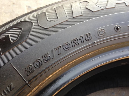 ยาง Bridgstone 205-70-15 ปี 16 ครบชุด 4 เส้น 6000  สวยๆไม่บวมไม่กินข้างดอกยางเหลือเยอะเอาไปวิ่งกันใด้อีกยาวค่ะ