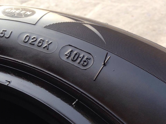 ยาง MICHELIN 185-60-15 ปี 15 ครบชุด 4 เส้น 3500  สภาพสวยๆไม่บวมไม่กินข้าง ดอกยางเหลือเยอะเอาไปวิ่งกันใด้อีกยาวค่ะ