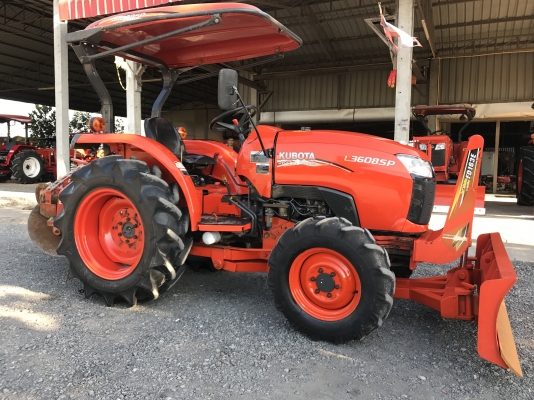 ขายรถไถคูโบต้า L3608sp(4WD)2เพลา พร้อมอุปกรณ์ ใบมีดหน้าและผานพรวน ราคา 368,000 บาท พร้อมส่งฟรีถึงบ้าน โทรสอบถามได้เลยค่ะ 081-9136451 ขอดูรูปทาง Line:Bow6451  รถสวย สภาพพร้อมใช้งาน รถสวยสภาพ80\% ชั่วโมงทำงาน 500 ชั่วโมง  เครื่องดี เกียร์ดี ยางดีทั้ง 4 เส้น