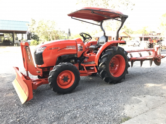 ขายรถไถคูโบต้า L3608sp(4WD)2เพลา พร้อมอุปกรณ์ ใบมีดหน้าและผานพรวน ราคา 368,000 บาท พร้อมส่งฟรีถึงบ้าน โทรสอบถามได้เลยค่ะ 081-9136451 ขอดูรูปทาง Line:Bow6451  รถสวย สภาพพร้อมใช้งาน รถสวยสภาพ80\% ชั่วโมงทำงาน 500 ชั่วโมง  เครื่องดี เกียร์ดี ยางดีทั้ง 4 เส้น