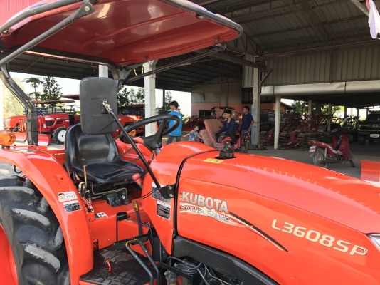 ขายรถไถคูโบต้า L3608sp(4WD)2เพลา พร้อมอุปกรณ์ ใบมีดหน้าและผานพรวน ราคา 368,000 บาท พร้อมส่งฟรีถึงบ้าน โทรสอบถามได้เลยค่ะ 081-9136451 ขอดูรูปทาง Line:Bow6451  รถสวย สภาพพร้อมใช้งาน รถสวยสภาพ80\% ชั่วโมงทำงาน 500 ชั่วโมง  เครื่องดี เกียร์ดี ยางดีทั้ง 4 เส้น