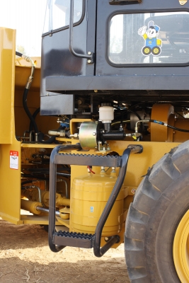 รถตักล้อยาง SEM รุ่น 616B