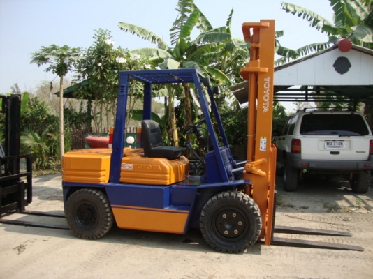 +++ ขายโฟล์คลิฟท์  TOYOTA 5FD35   ขนาด  3.5  ตัน   เครื่องยนต์ดีเซล  เกียร์ธรรมดา  เสา 4 เมตร  งา 2,000   มม.  ยางตันใหม่  ***สภาพพร้อมใช้งาน  ราคา รายละเอียดคุยได้ครับ ***