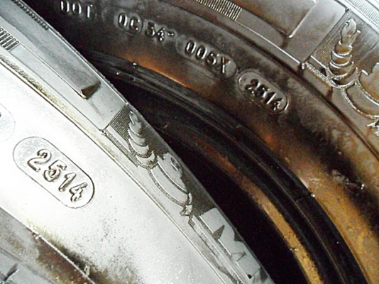 ยางกระบะ-รถตู้ขอบ15  มิชลิน215-70-15 ลงพื้นปี15 (4เส้น 3,200)ดอกเกือบ1เซ็น