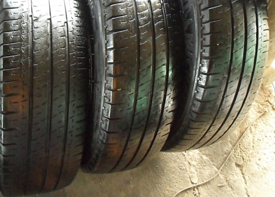 ยางกระบะ-รถตู้ขอบ15  มิชลิน215-70-15 ลงพื้นปี15 (4เส้น 3,200)ดอกเกือบ1เซ็น