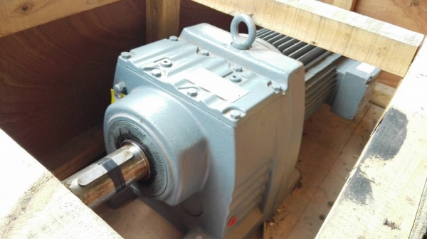 ** SOLD ** มอเตอร์เกียร์ SEW Eurodrive 7.5 HP ทด 1:5 (290rpm) 380V ของใหม่นอนลัง มี 2 ตัว!!