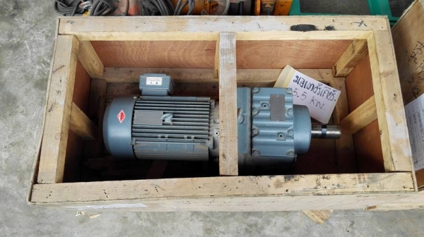 ** SOLD ** มอเตอร์เกียร์ SEW Eurodrive 7.5 HP ทด 1:5 (290rpm) 380V ของใหม่นอนลัง มี 2 ตัว!! ** SOLD ** มอเตอร์เกียร์ SEW Eurodrive 7.5 HP ทด 1:5 (290rpm) 380V ของใหม่นอนลัง มี 2 ตัว!!