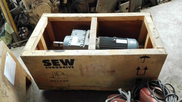 ** SOLD ** มอเตอร์เกียร์ SEW Eurodrive 7.5 HP ทด 1:5 (290rpm) 380V ของใหม่นอนลัง มี 2 ตัว!! ** SOLD ** มอเตอร์เกียร์ SEW Eurodrive 7.5 HP ทด 1:5 (290rpm) 380V ของใหม่นอนลัง มี 2 ตัว!!